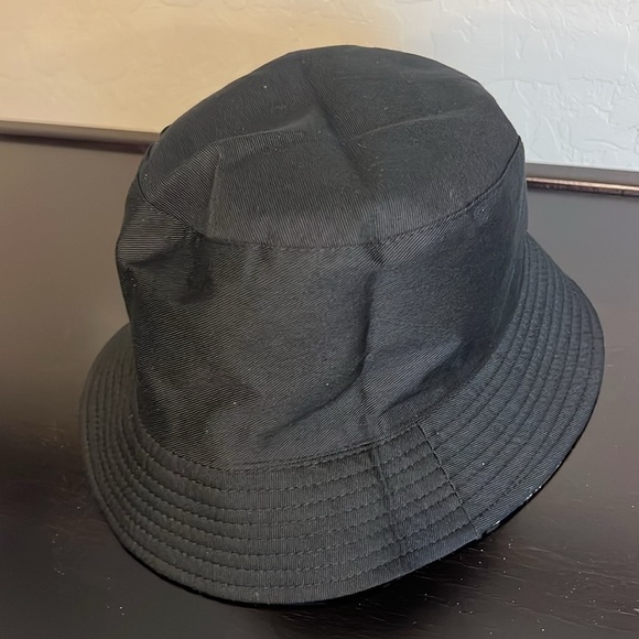 Reversible bucket hat daisies print/solid black. NWOT - Picture 3 of 9